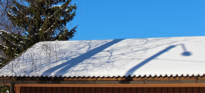 雪が積もっている屋根