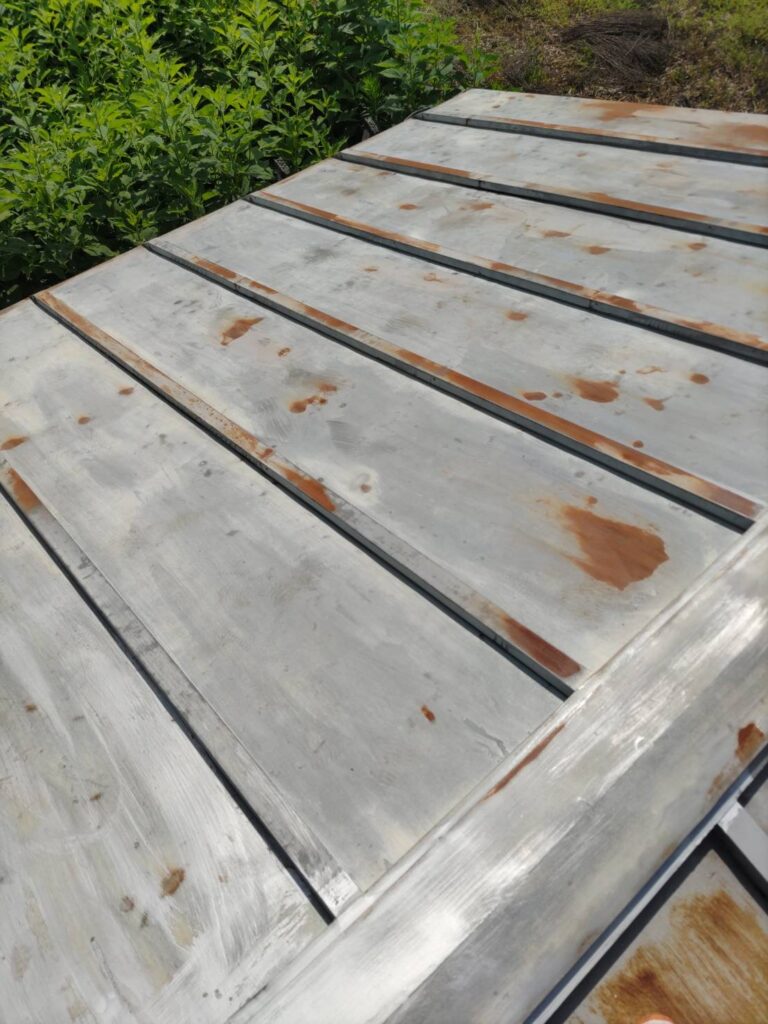 金属屋根の工法である「瓦棒葺き」で使われる、屋根の傾斜に沿って並べられる細い棒状の部材