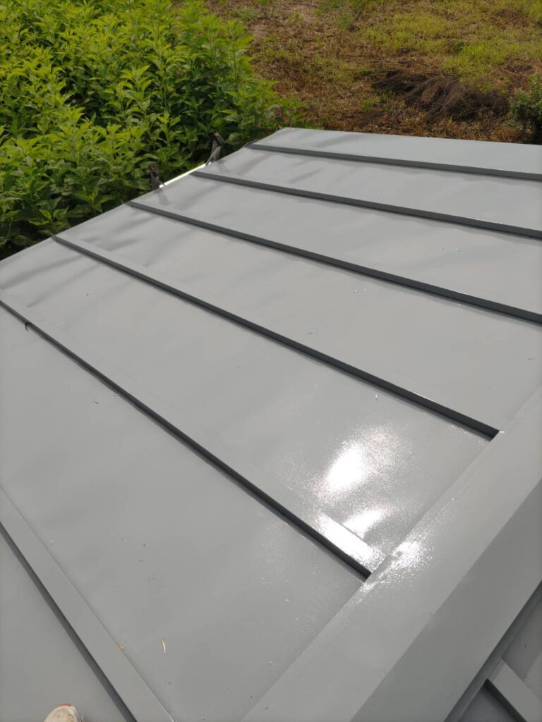 金属屋根の工法である「瓦棒葺き」で使われる、屋根の傾斜に沿って並べられる細い棒状の部材