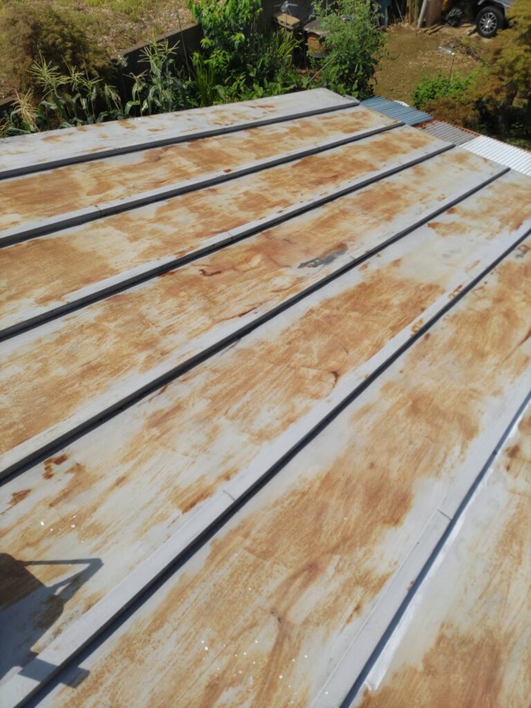 金属屋根の工法である「瓦棒葺き」で使われる、屋根の傾斜に沿って並べられる細い棒状の部材