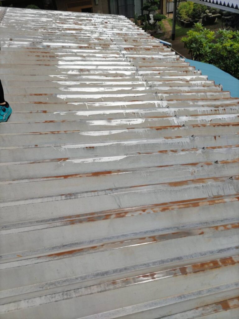 金属屋根の工法である「瓦棒葺き」で使われる、屋根の傾斜に沿って並べられる細い棒状の部材