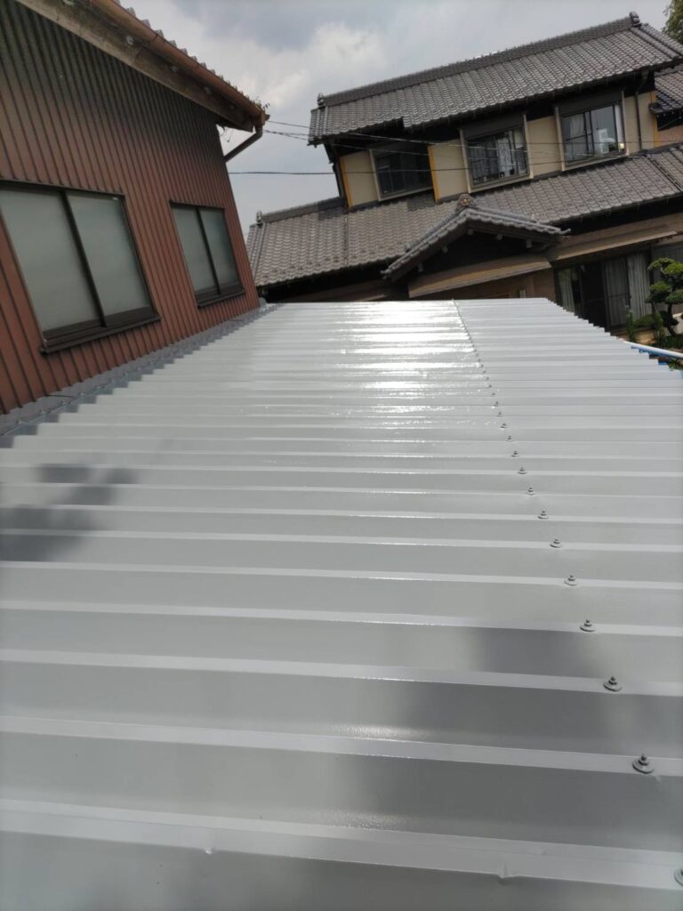 金属屋根の工法である「瓦棒葺き」で使われる、屋根の傾斜に沿って並べられる細い棒状の部材