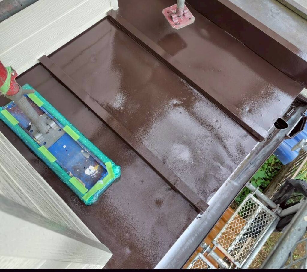 下屋根（瓦棒）塗装完了