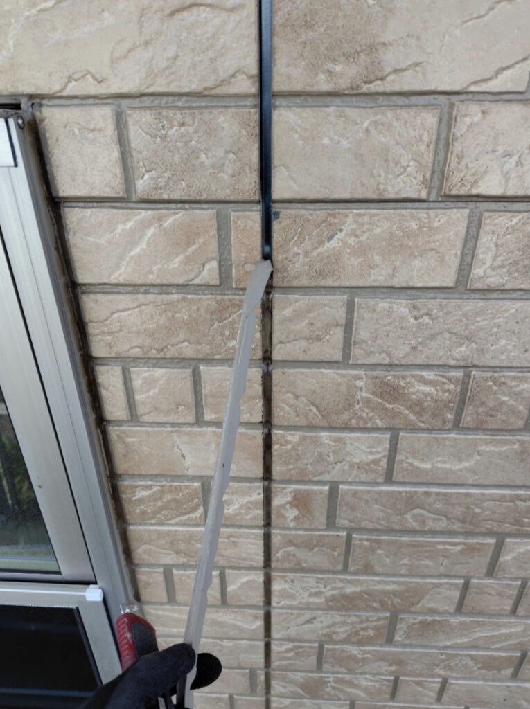 印西市O様邸の既存シーリング撤去