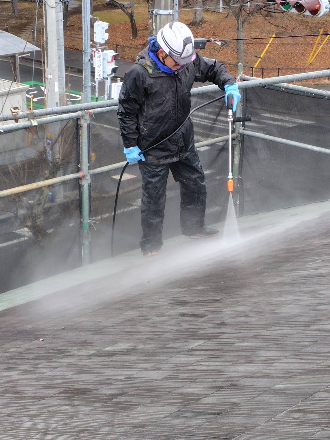 屋根塗装前の高圧洗浄でスレート瓦の苔や古い塗膜を削り落としている様子
