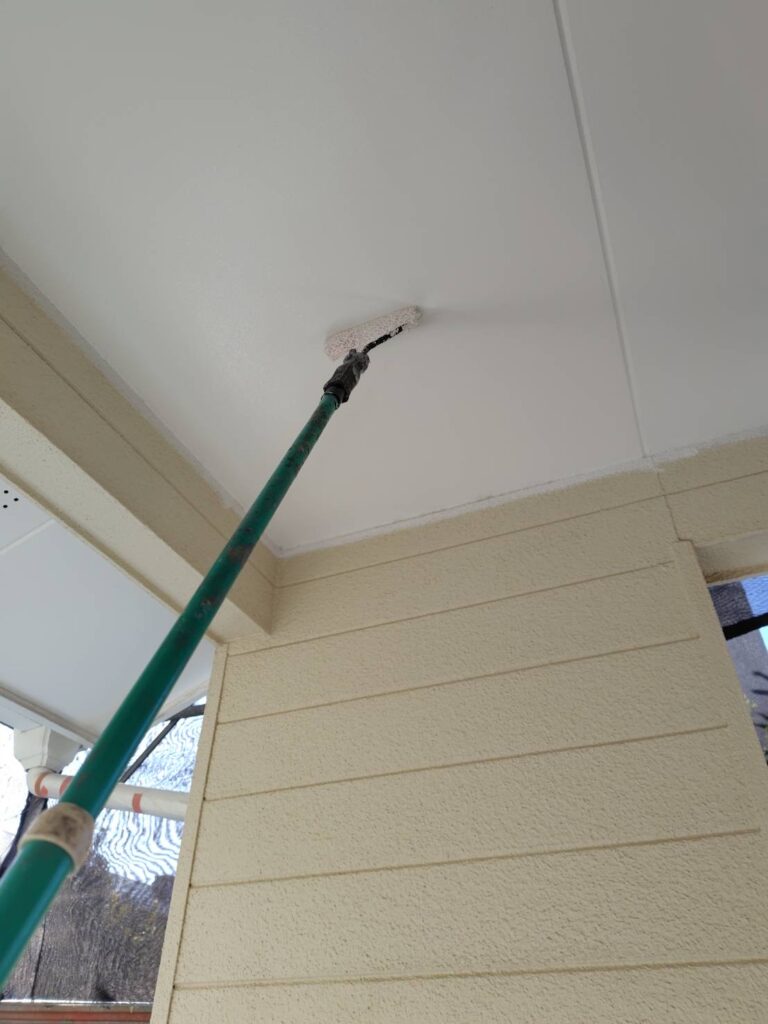 軒天塗装、長柄を使用して上塗りの様子