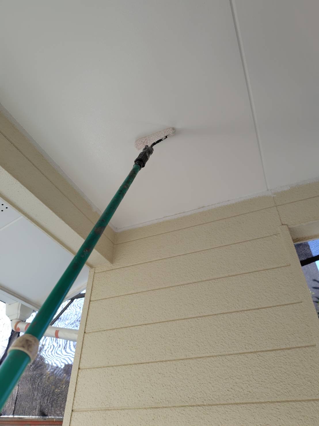 軒天塗装、長柄を使用して上塗りの様子