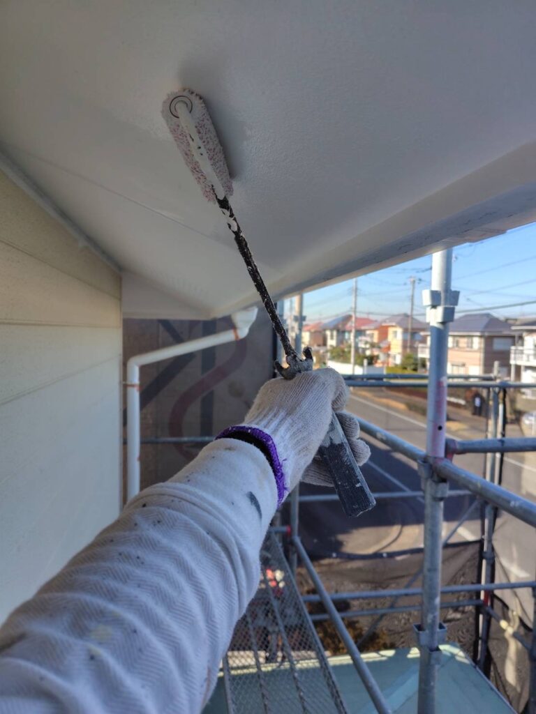 軒天塗装、上塗りの様子