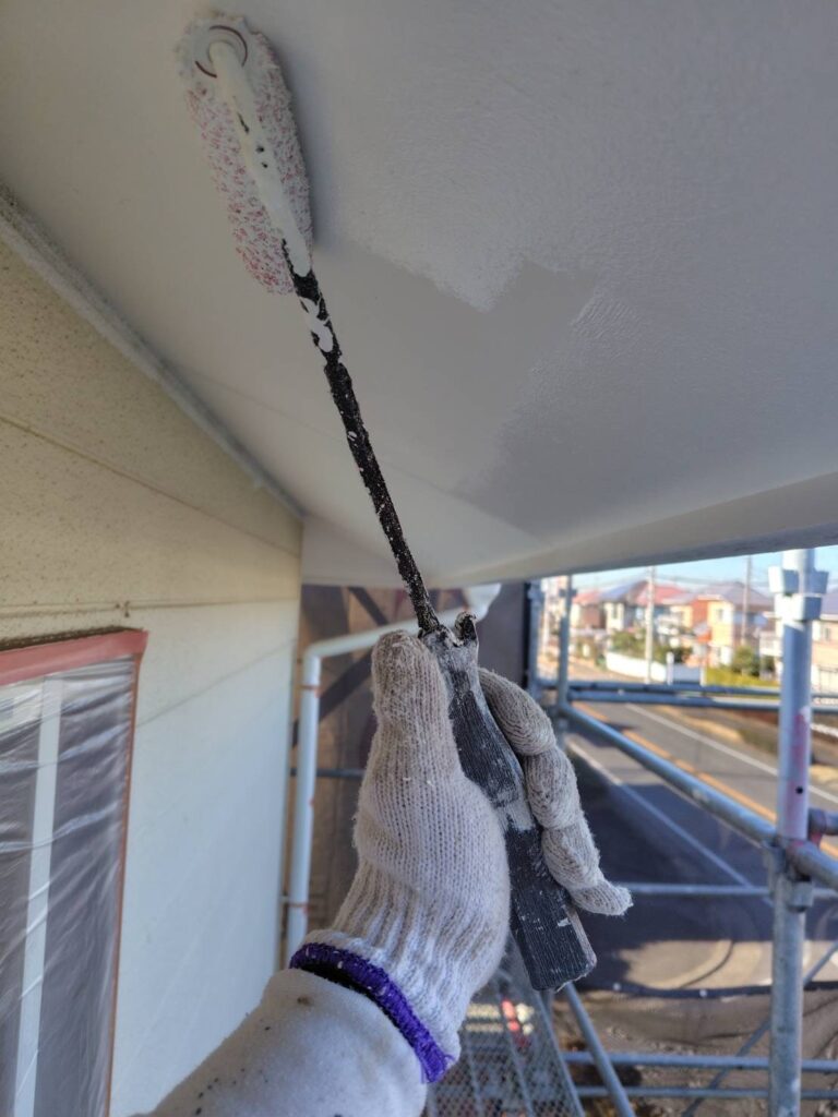 軒天塗装、上塗りの様子