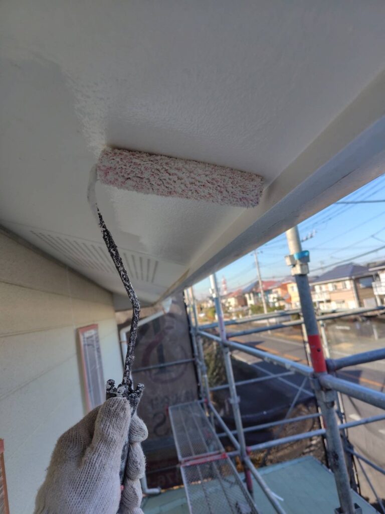 軒天塗装、中塗り