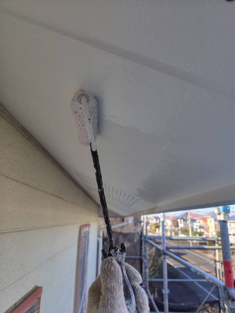 軒天塗装、中塗りの様子