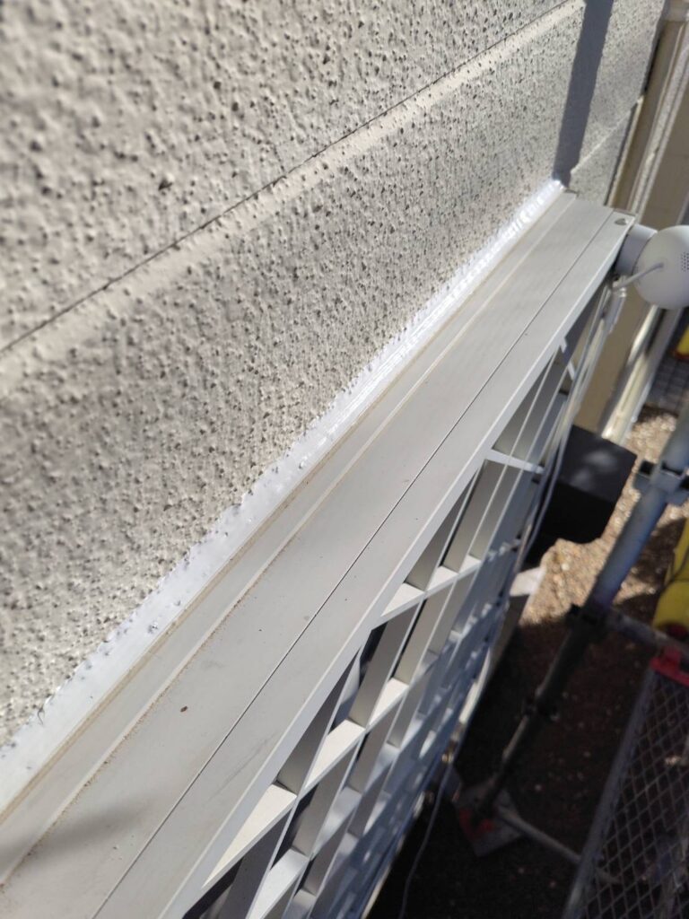 サッシと外壁の隙間に新しく打たれた、仕上がりのコーキング。