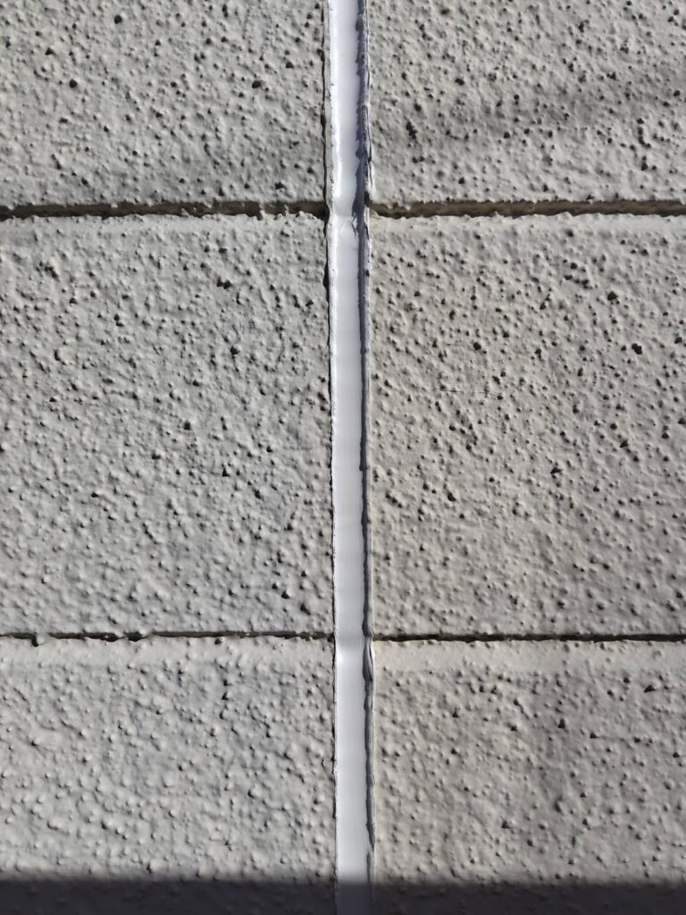 打ち替え完了し、弾力のある状態に戻った外壁のコーキング目地。