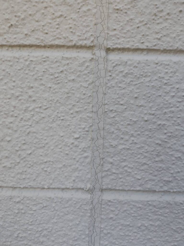 経年劣化により表面が細かくひび割れ、防水機能を失った古いコーキングの様子。