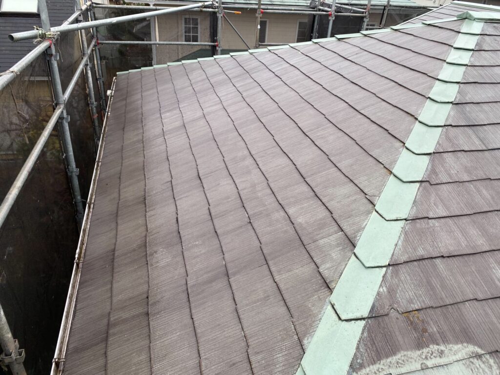  屋根塗装前のスレート瓦：長年の汚れや苔（こけ）が付着した洗浄前の様子