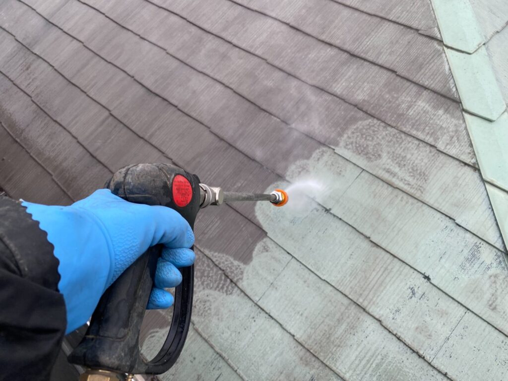 強力な水圧でスレート屋根に蓄積した古い塗膜や汚れを根こそぎ剥がす高圧洗浄