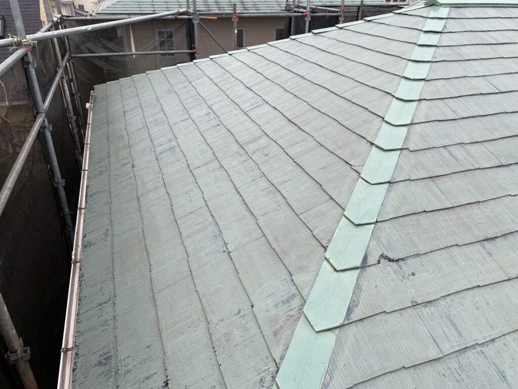  屋根高圧洗浄後の様子：苔や古い塗膜を徹底除去し、本来の屋根材の色が見える清潔な状態