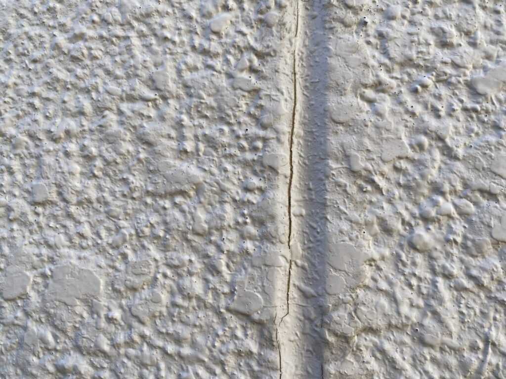 既存シーリングのひび割れ