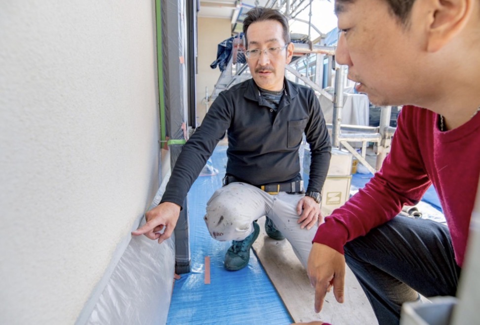 お客様に施工途中の状況を見せながら、詳しく状況を説明する佐藤社長