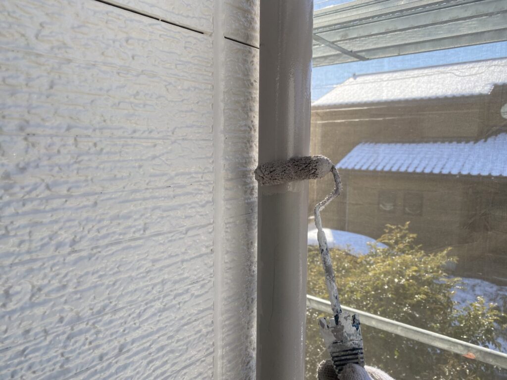 竪樋塗装中塗りの様子