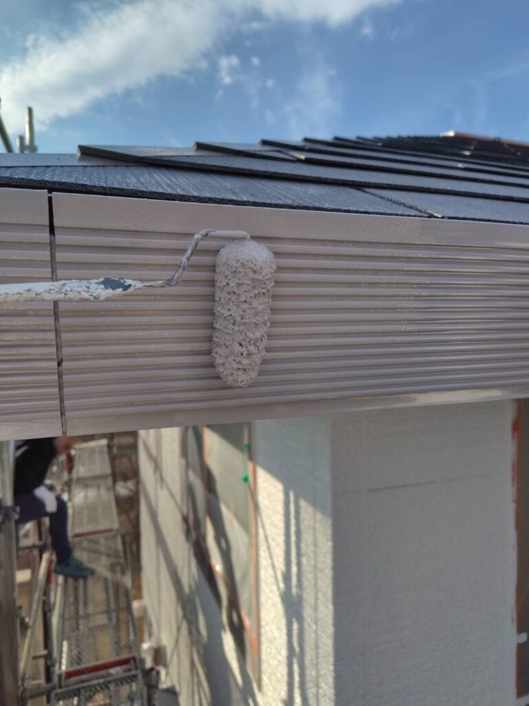 軒樋塗装上塗りの様子