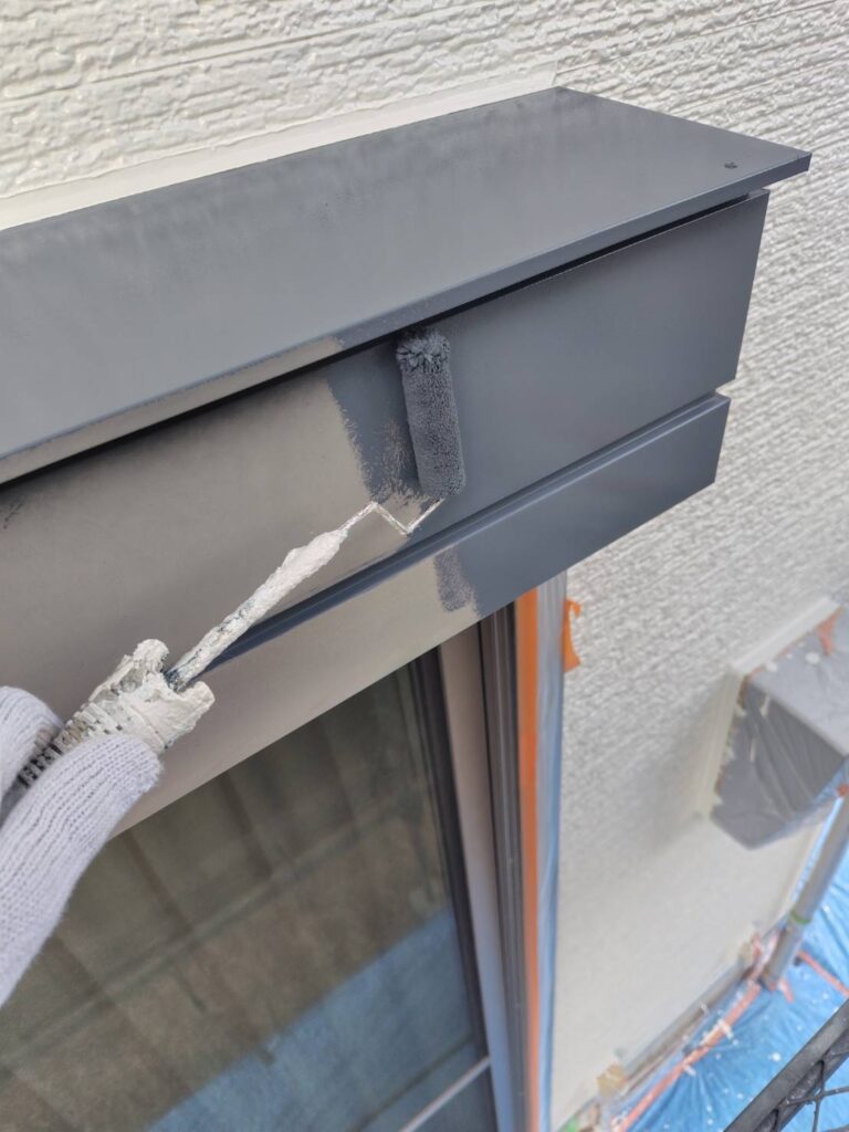 シャッターBOX下塗りの様子