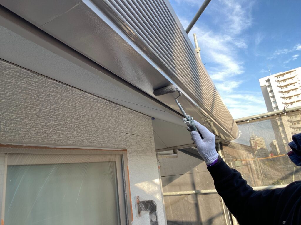 軒樋塗装上塗りの様子