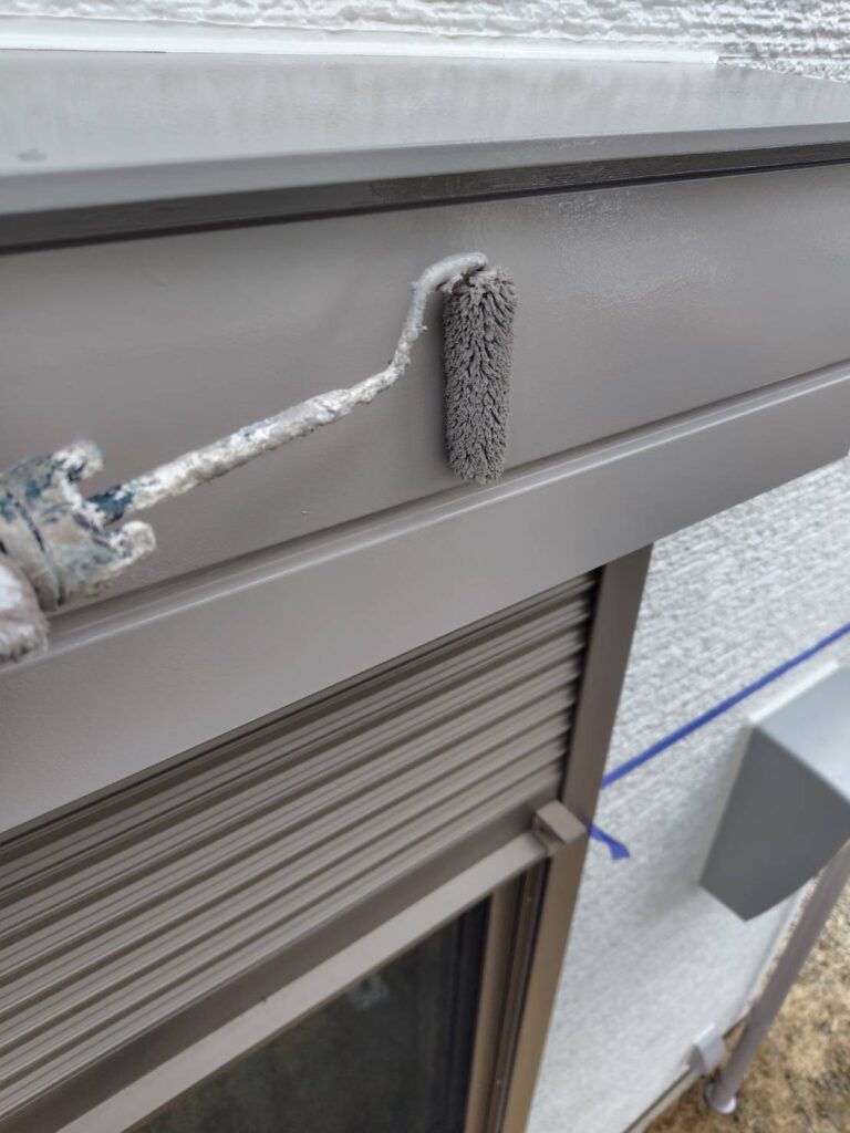 シャッターBOX上塗りの様子