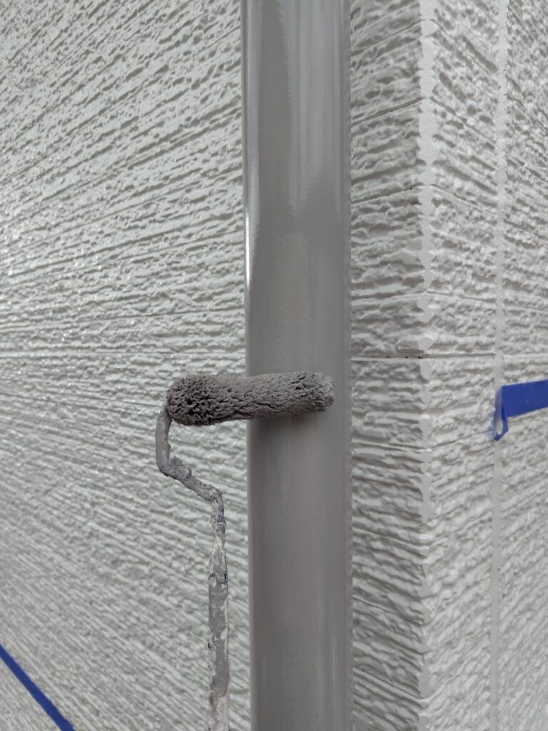 竪樋塗装上塗りの様子