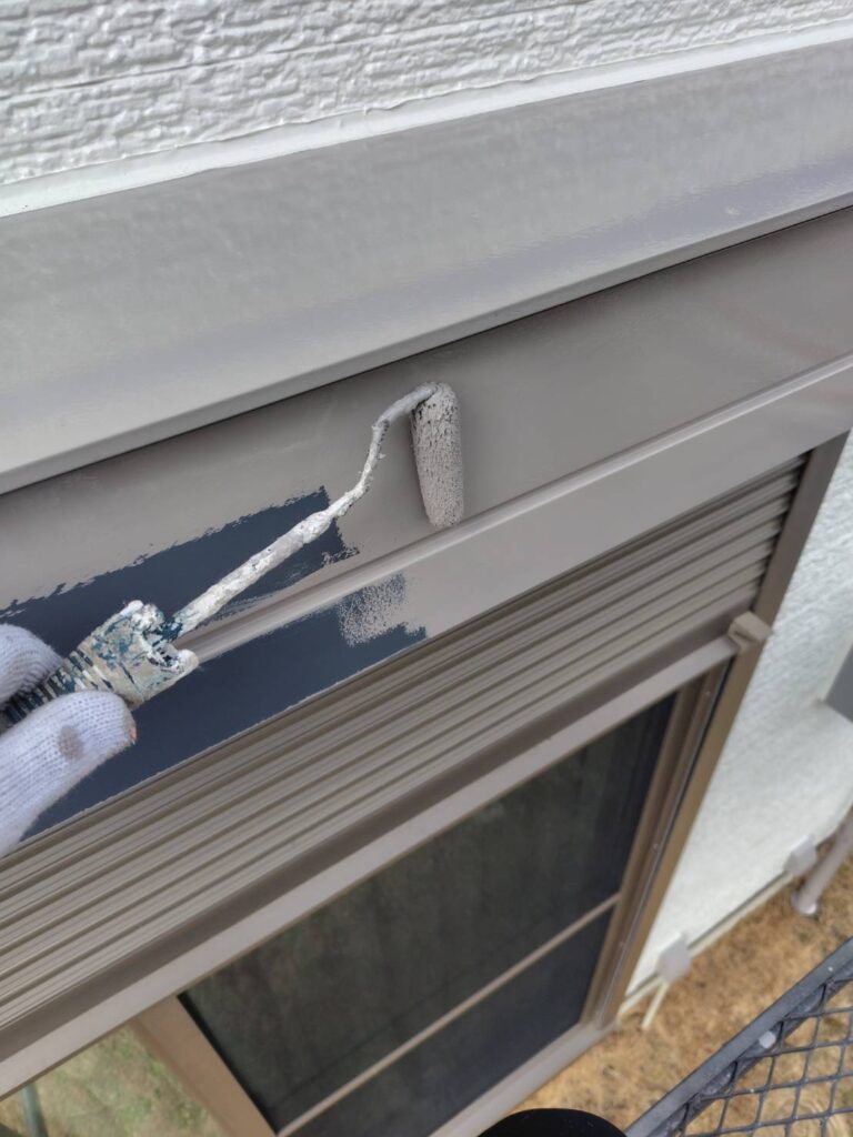 シャッターBOX中塗りの様子