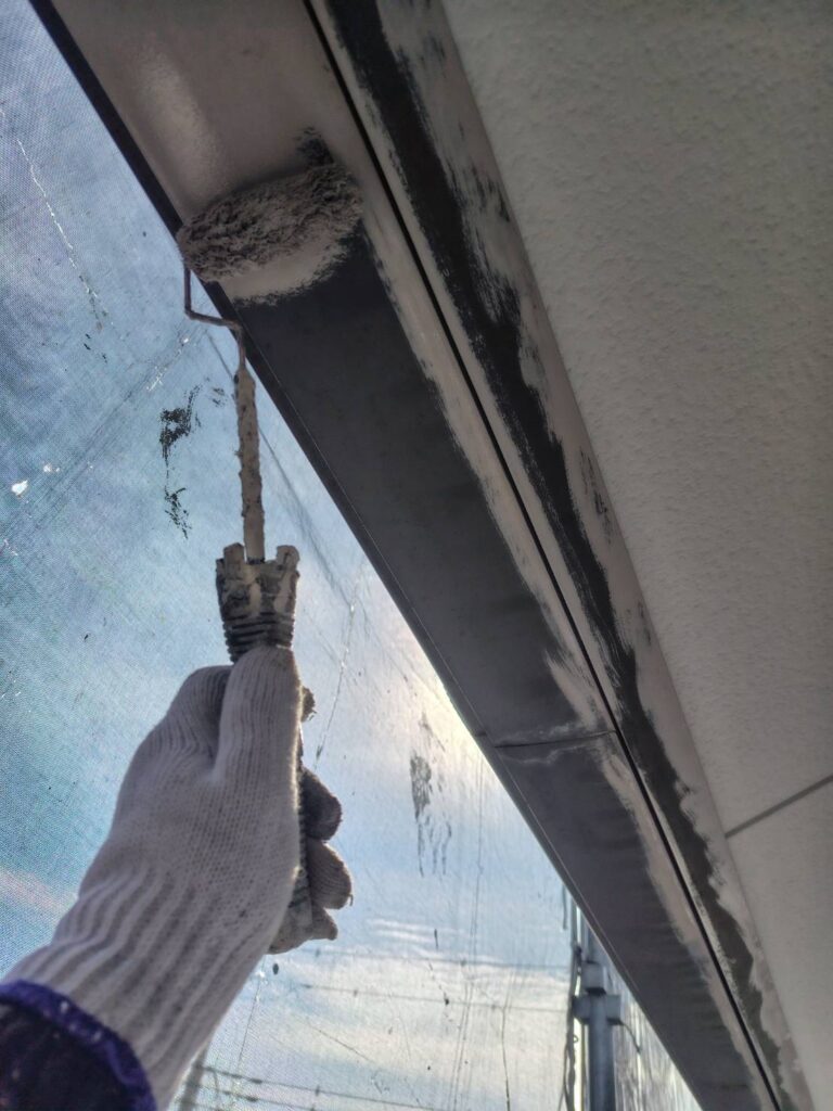 軒樋塗装中塗りの様子