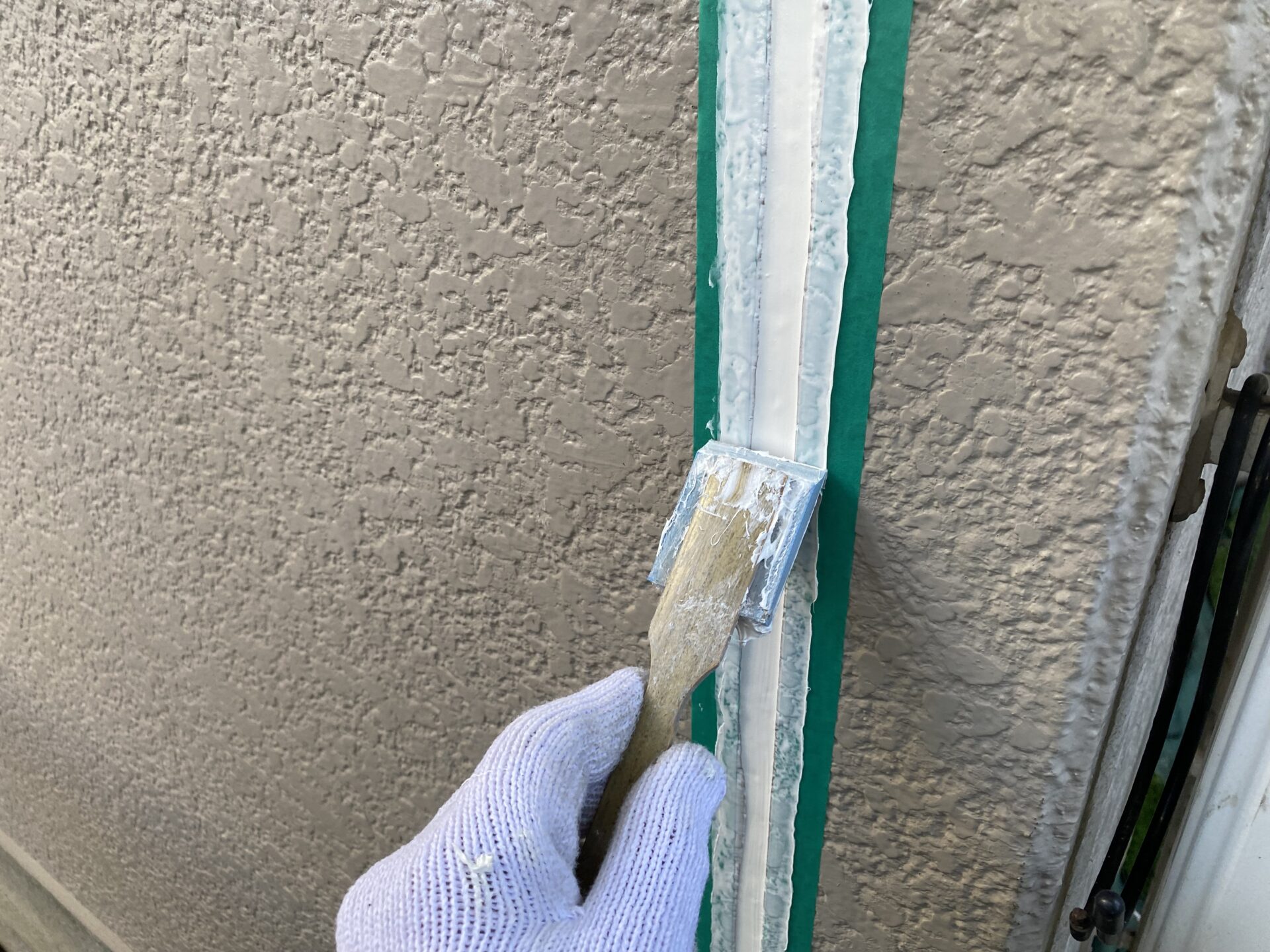 シーリングをヘラで押さえている様子