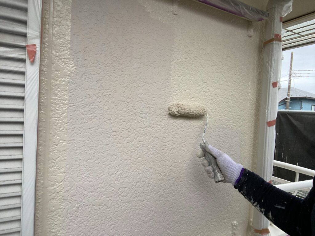 外壁塗装中塗りの様子