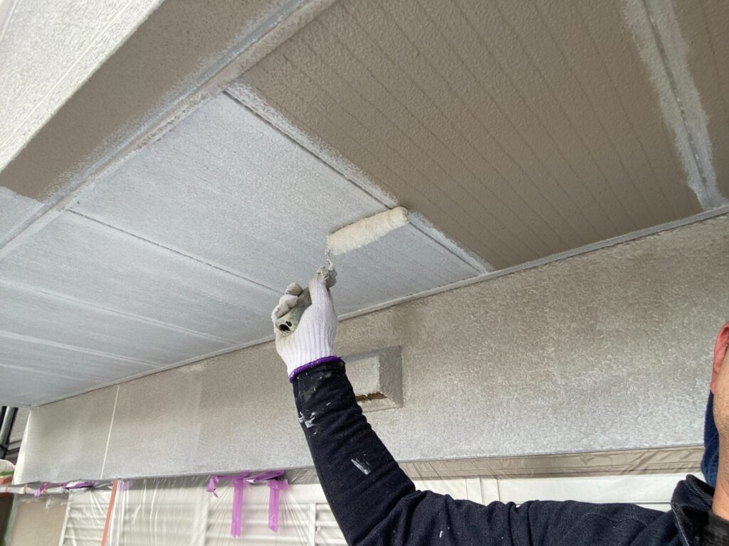 軒天塗装下塗りの様子