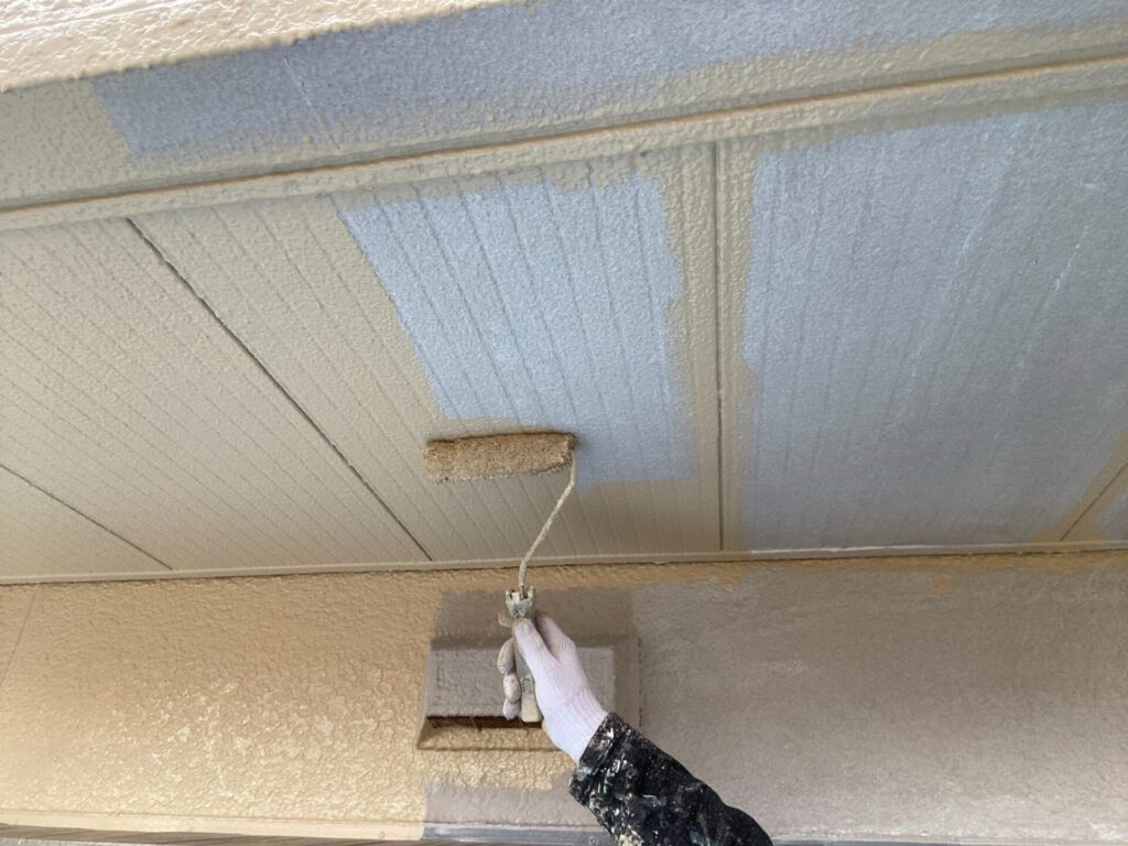 軒天塗装中塗りの様子