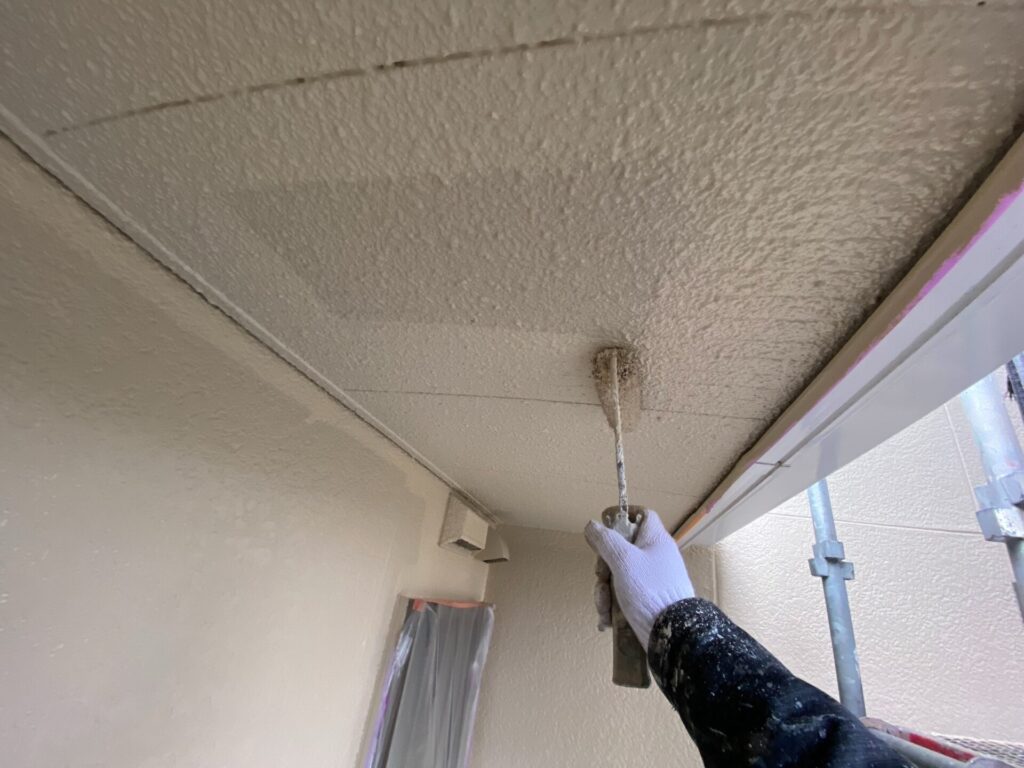 軒天塗装上塗りの様子