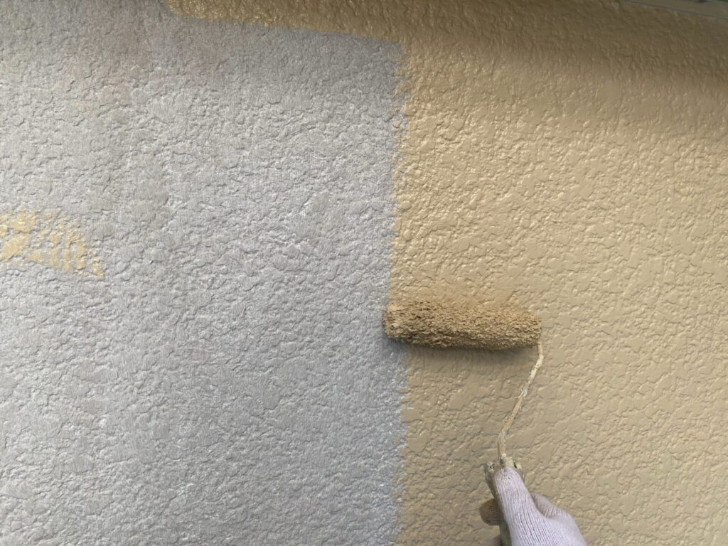 外壁塗装中塗りの様子