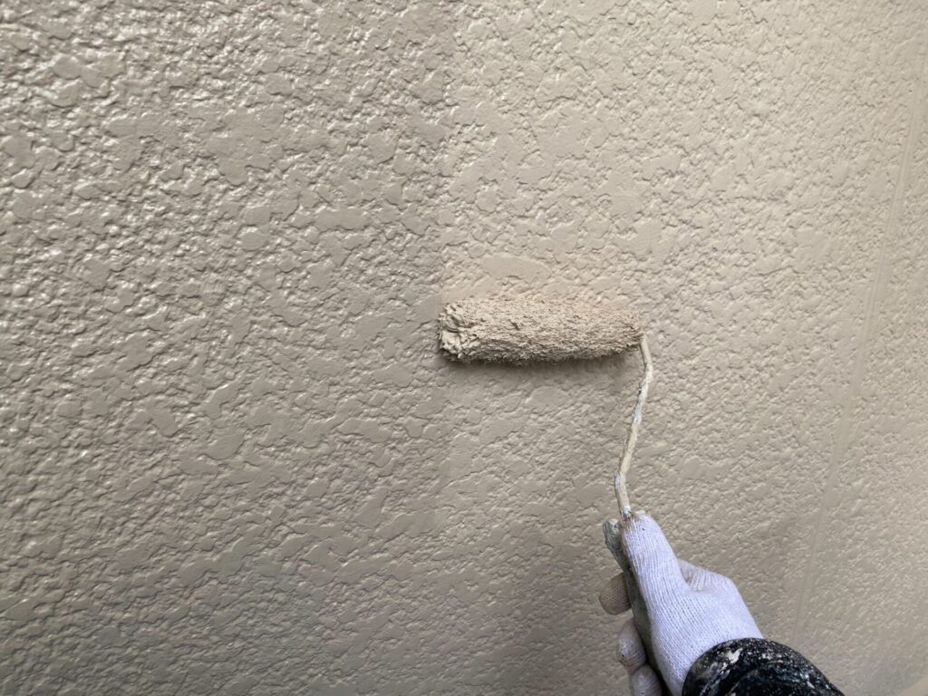 外壁塗装上塗りの様子