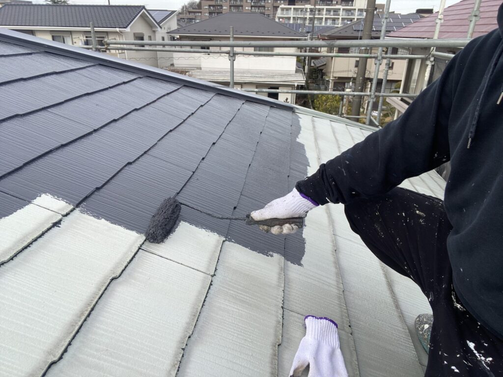 屋根塗装中塗りの様子