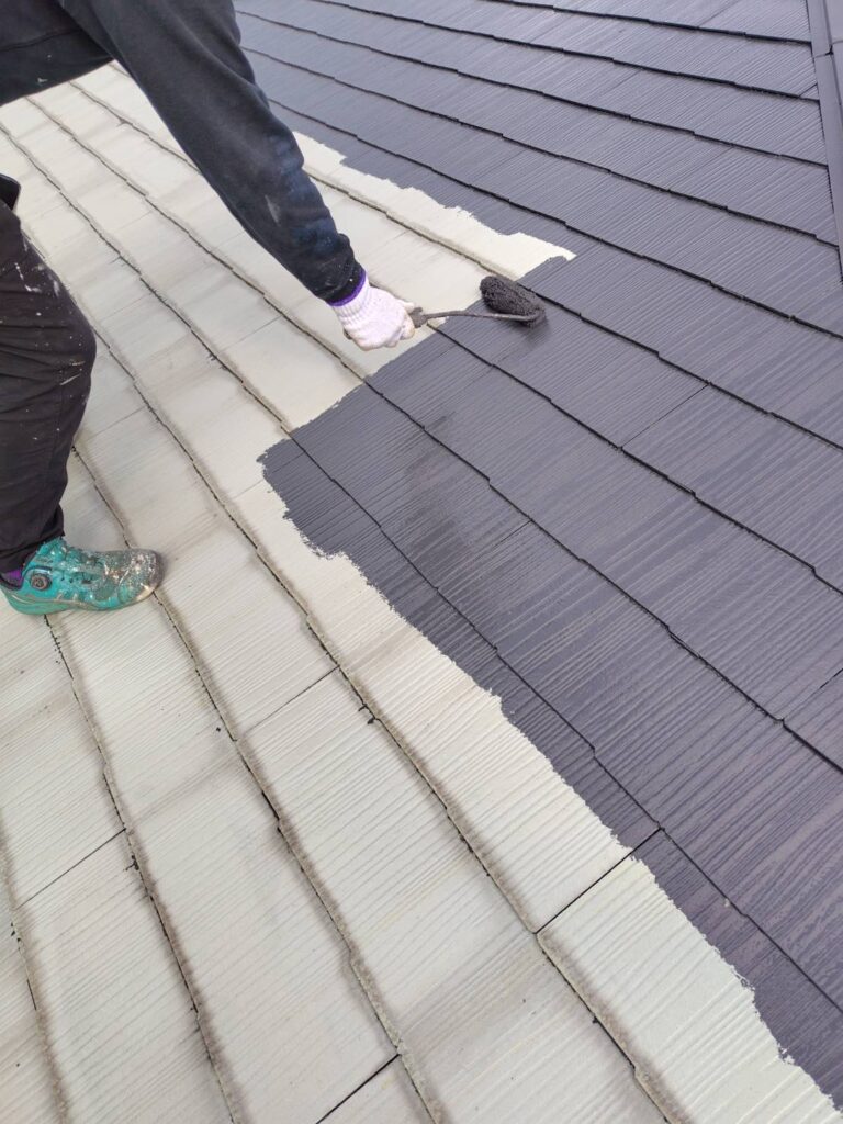 屋根塗装中塗りの様子
