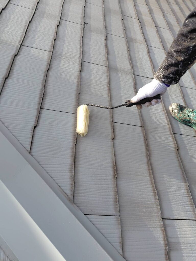 屋根塗装下塗りの様子