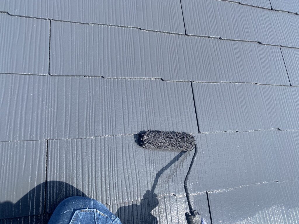 屋根塗装上塗りの様子