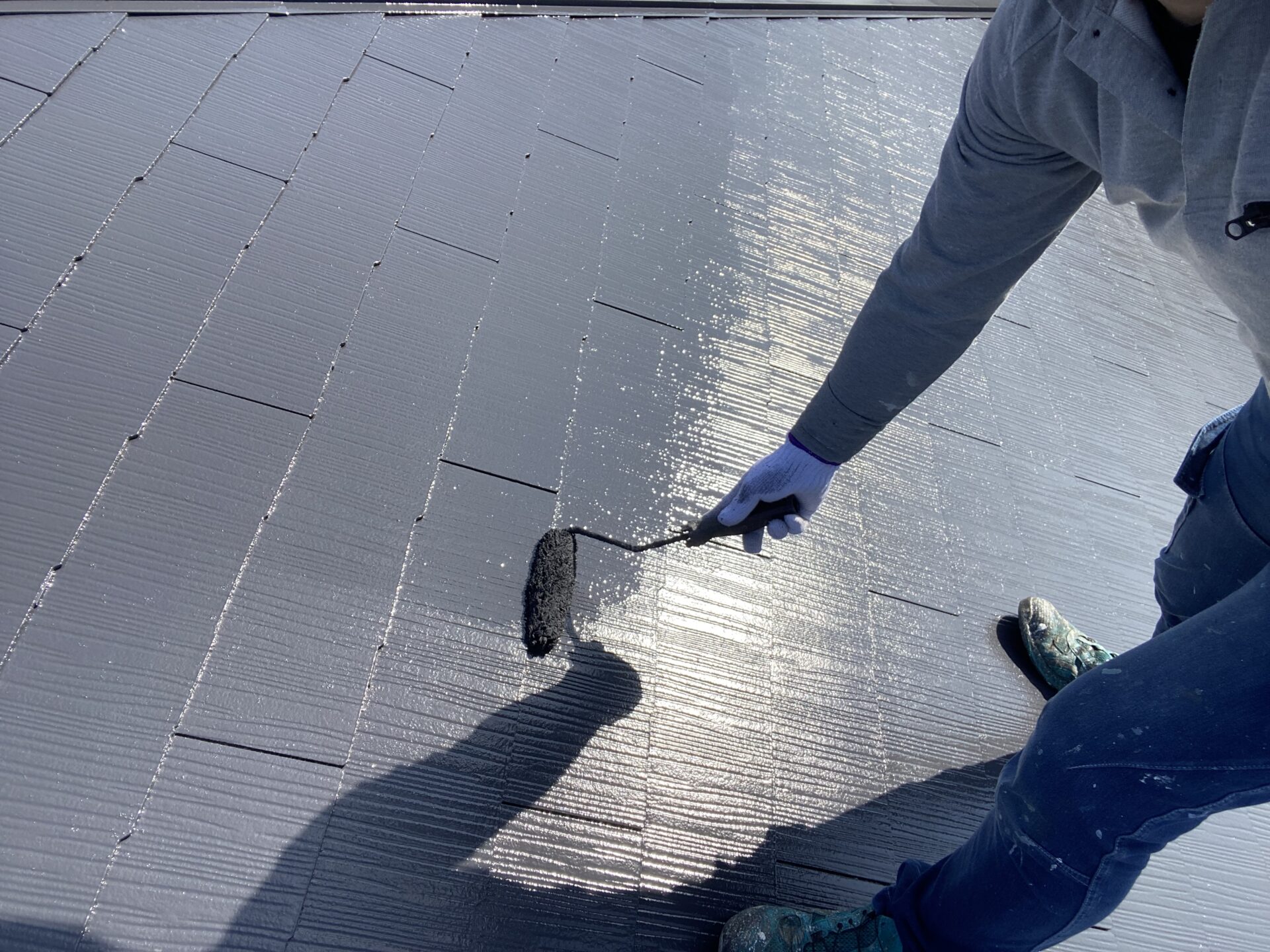 屋根塗装上塗りの様子