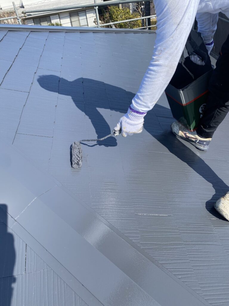 屋根塗装上塗りの様子