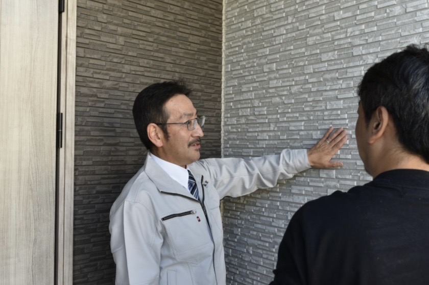 社長がお客様とどの材料を使用するか、相談中