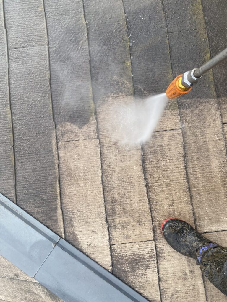 屋根高圧洗浄の様子