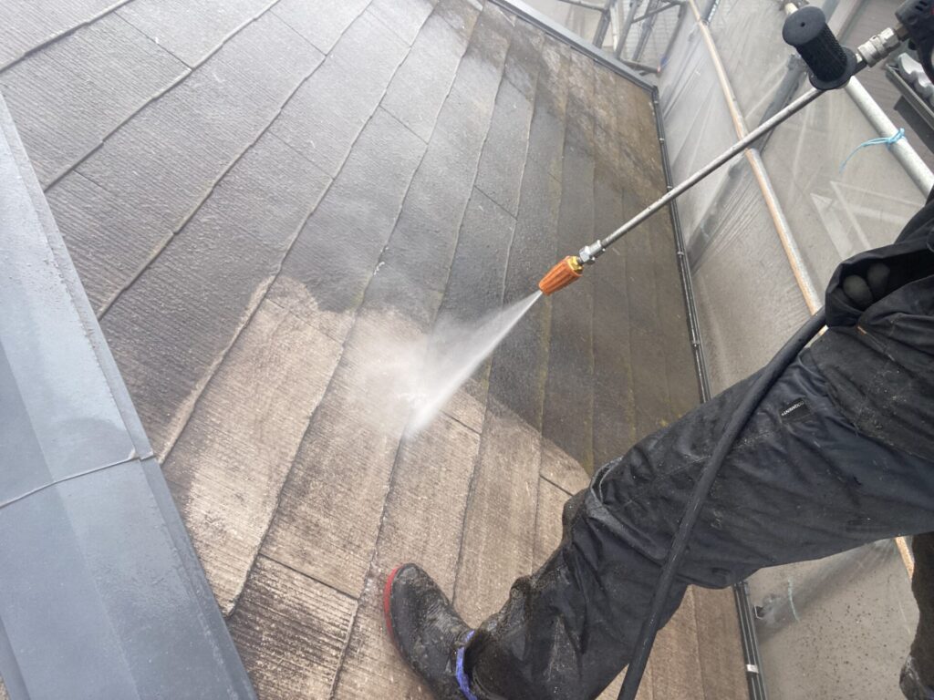 屋根高圧洗浄の様子