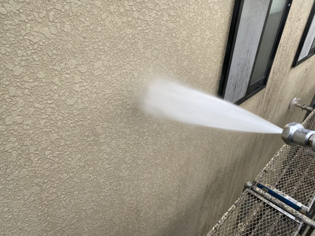 外壁高圧洗浄の様子