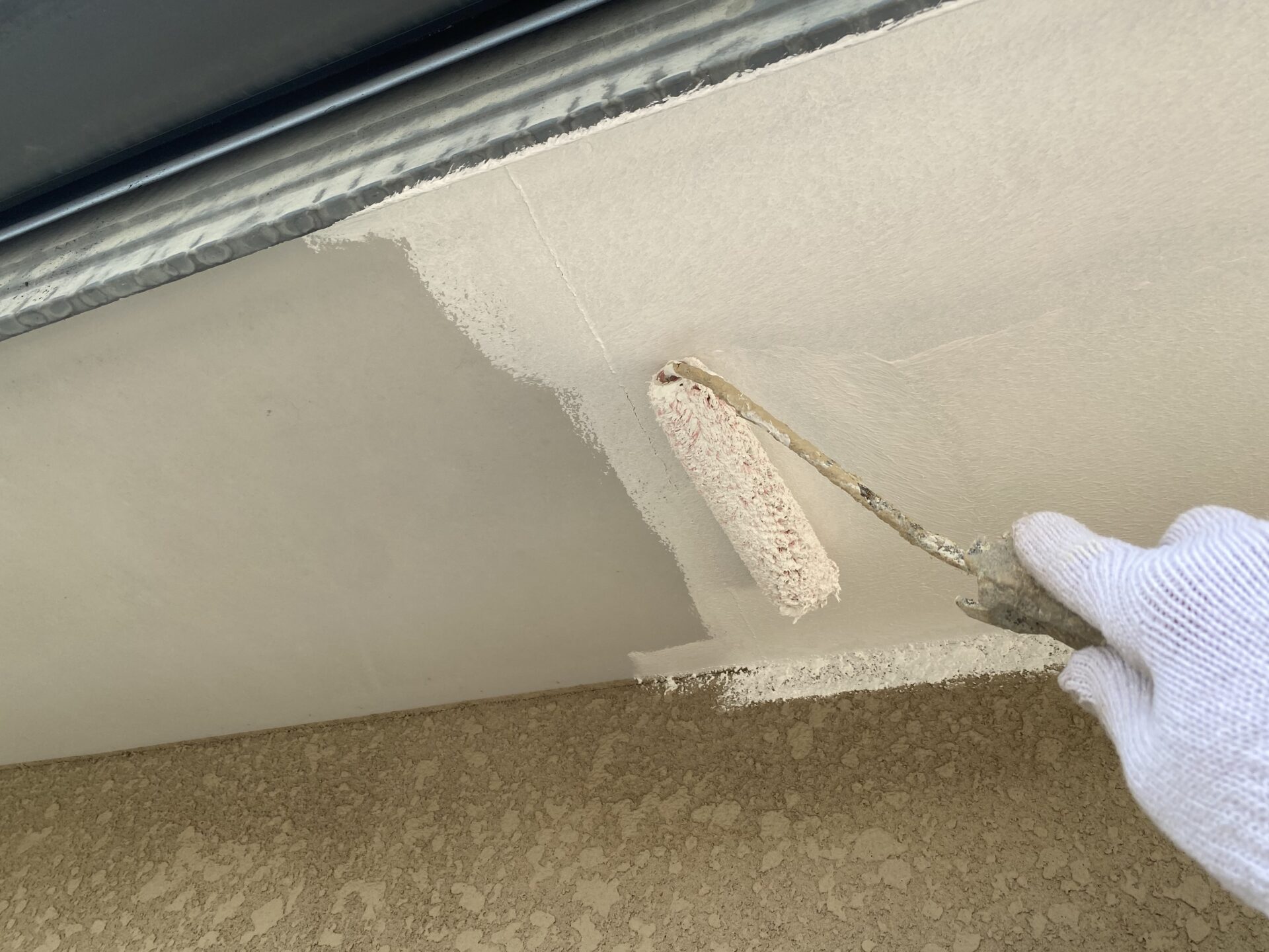 軒天中塗りの様子