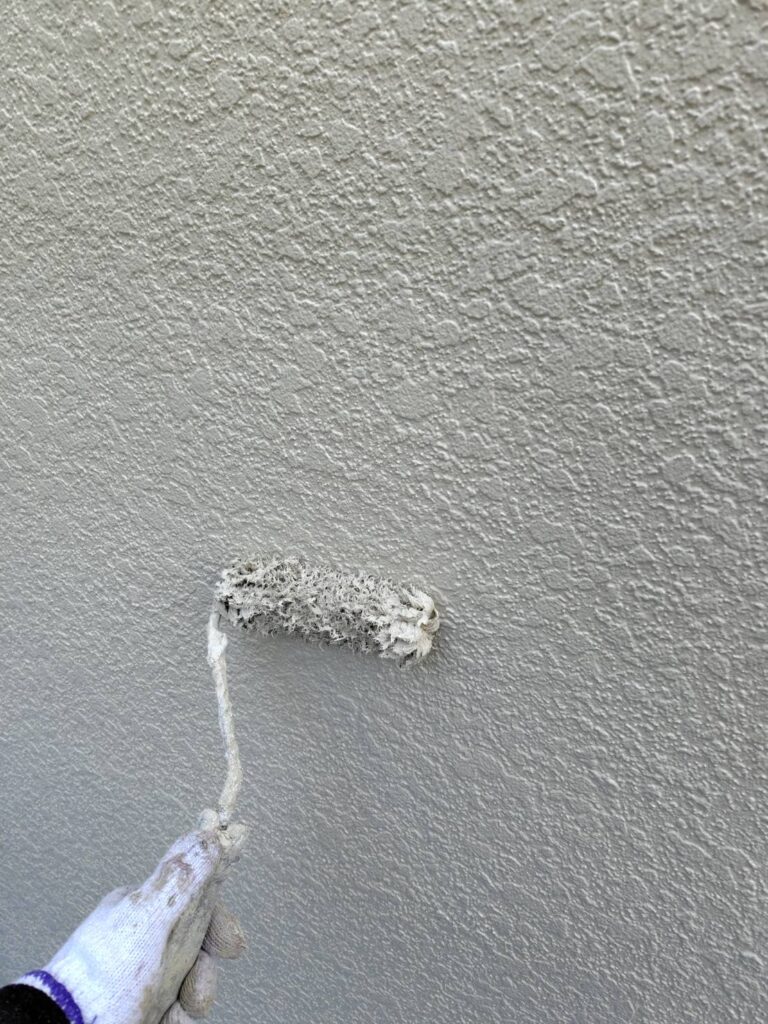 外壁上塗りの様子